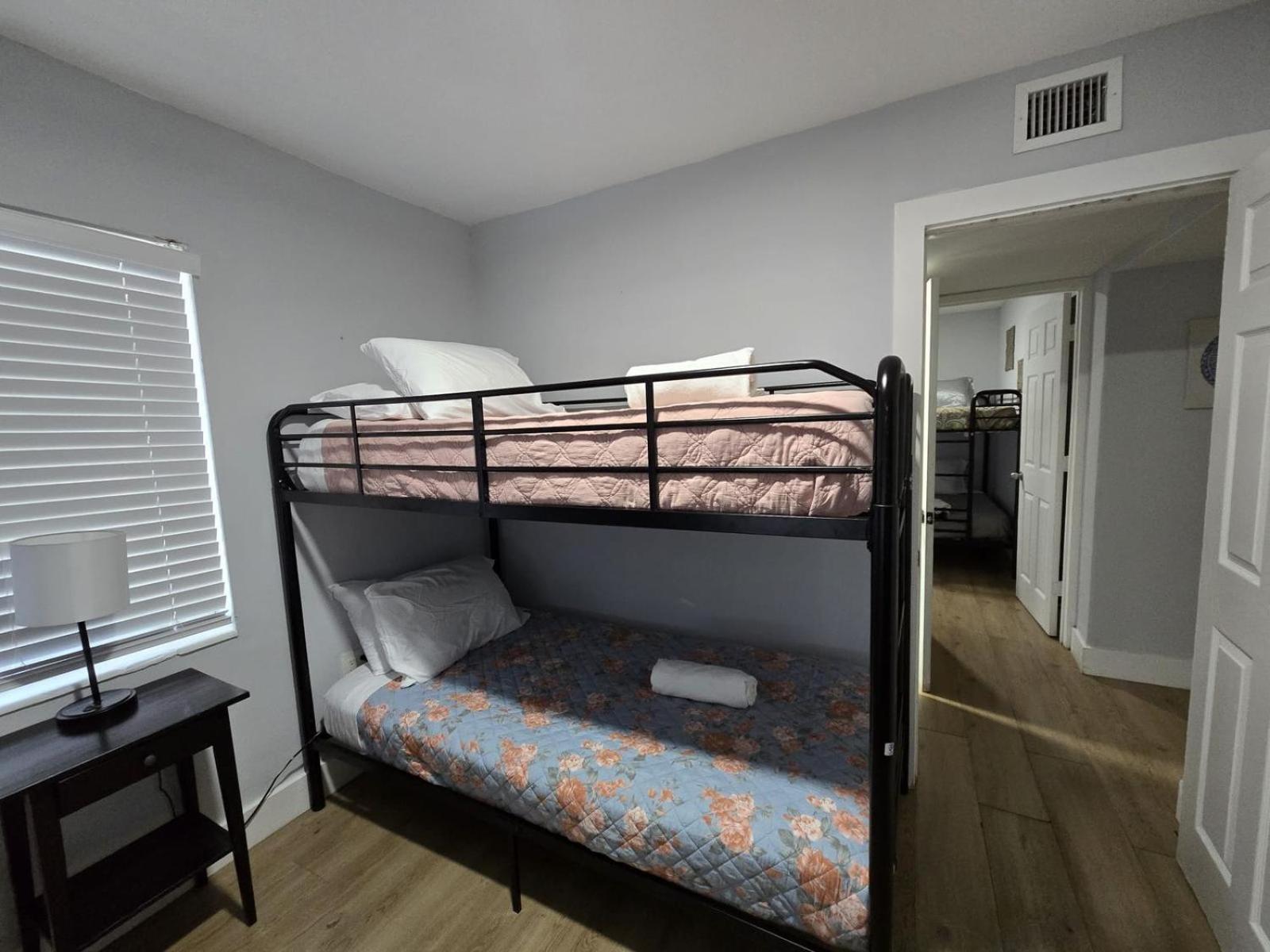 Apartment Urban Retreat With 8 Twin Beds *