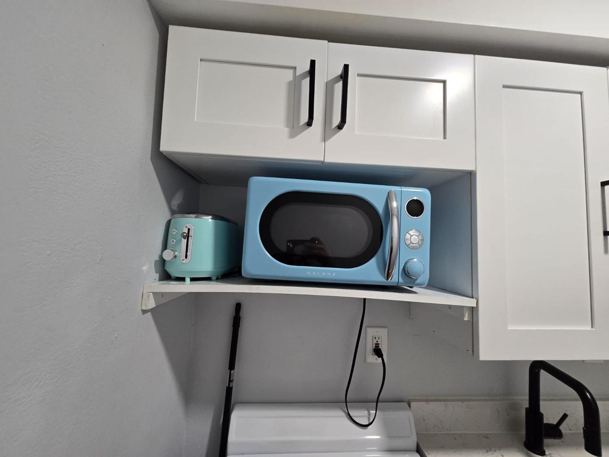 Urban Retreat With 8 Twin Beds Apartment *