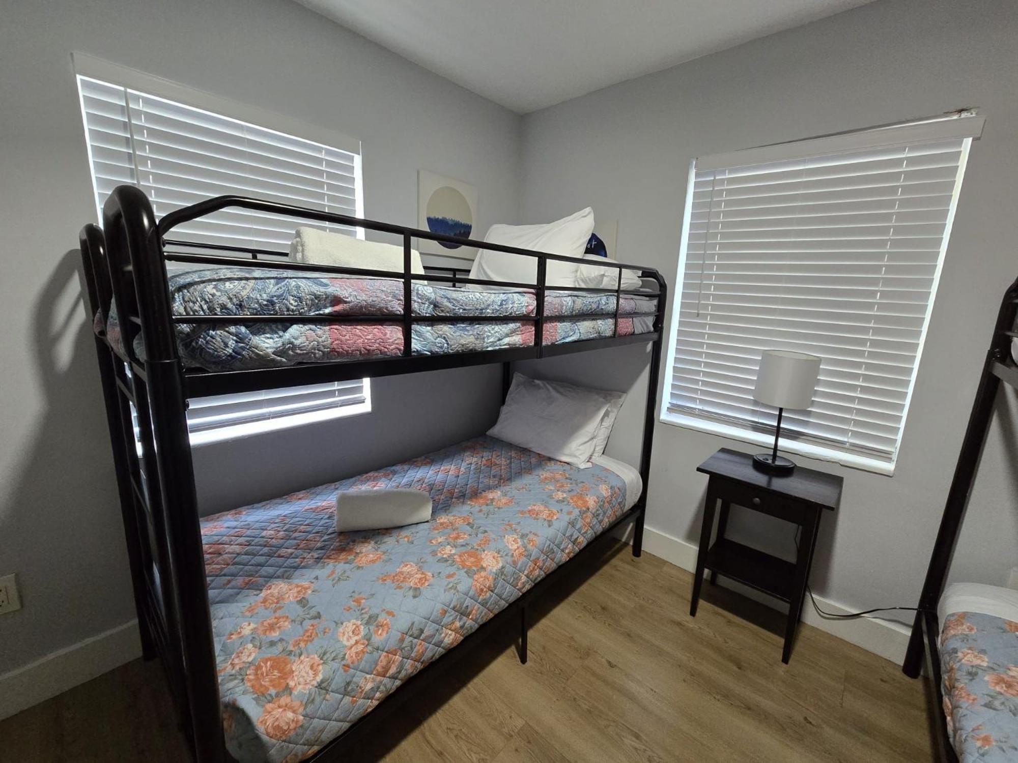 Urban Retreat With 8 Twin Beds Apartment *
